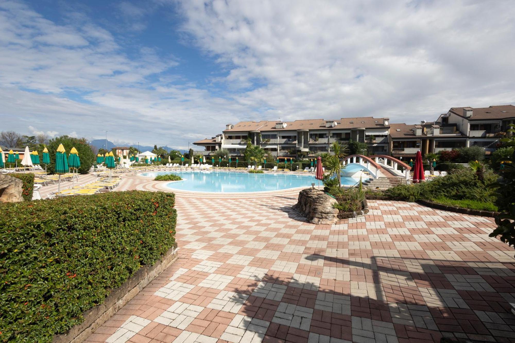Aparthotel Lauri & Faggi Desenzano del Garda Exterior foto