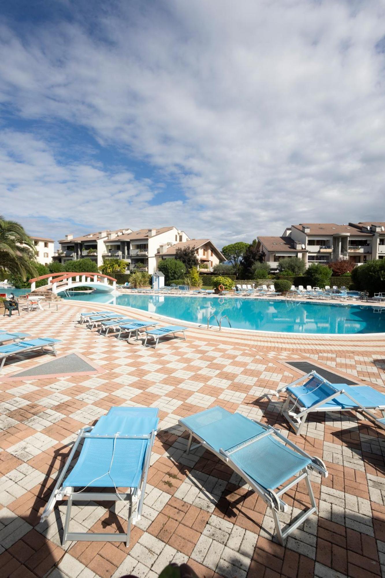 Aparthotel Lauri & Faggi Desenzano del Garda Exterior foto