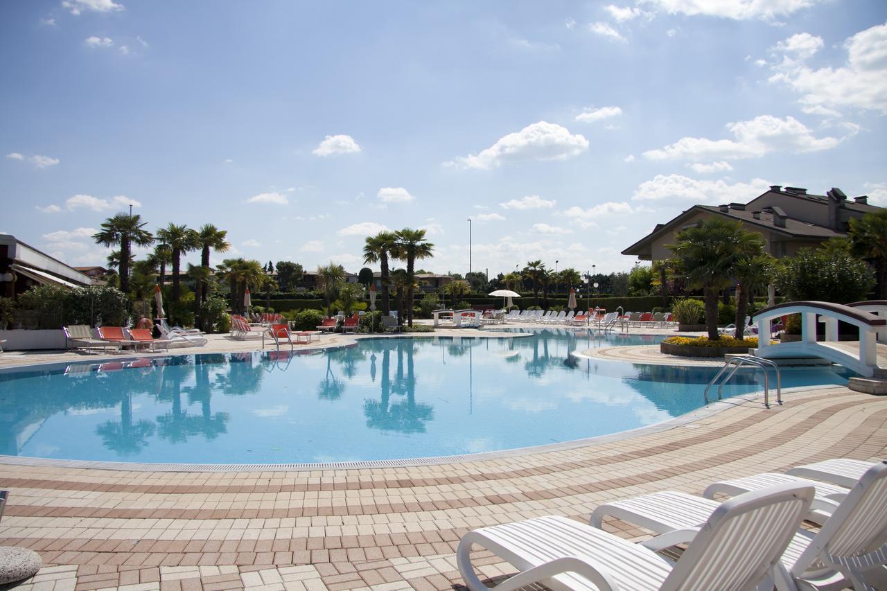 Aparthotel Lauri & Faggi Desenzano del Garda Exterior foto